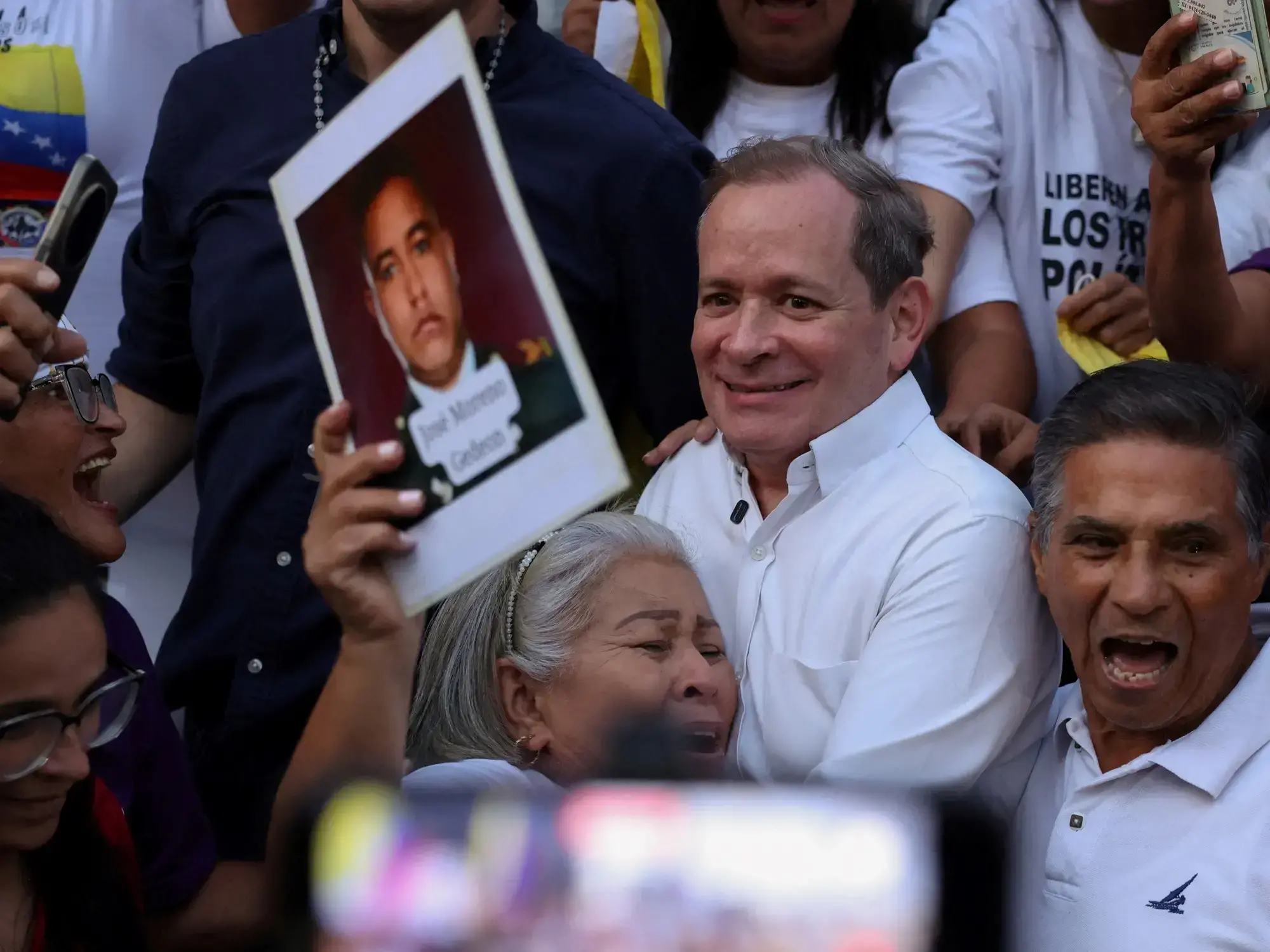 Familiares reciben al político opositor Juan Pablo Guanipa tras su liberación.