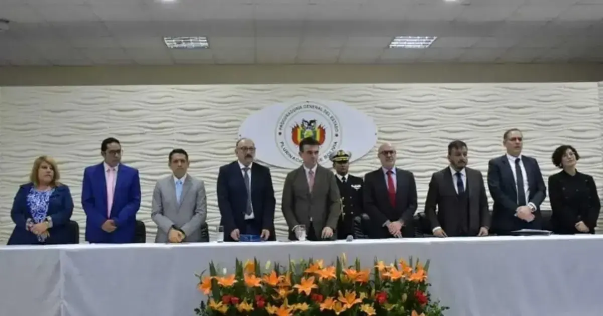 Presidente Paz presenta a la Comisión de la Verdad