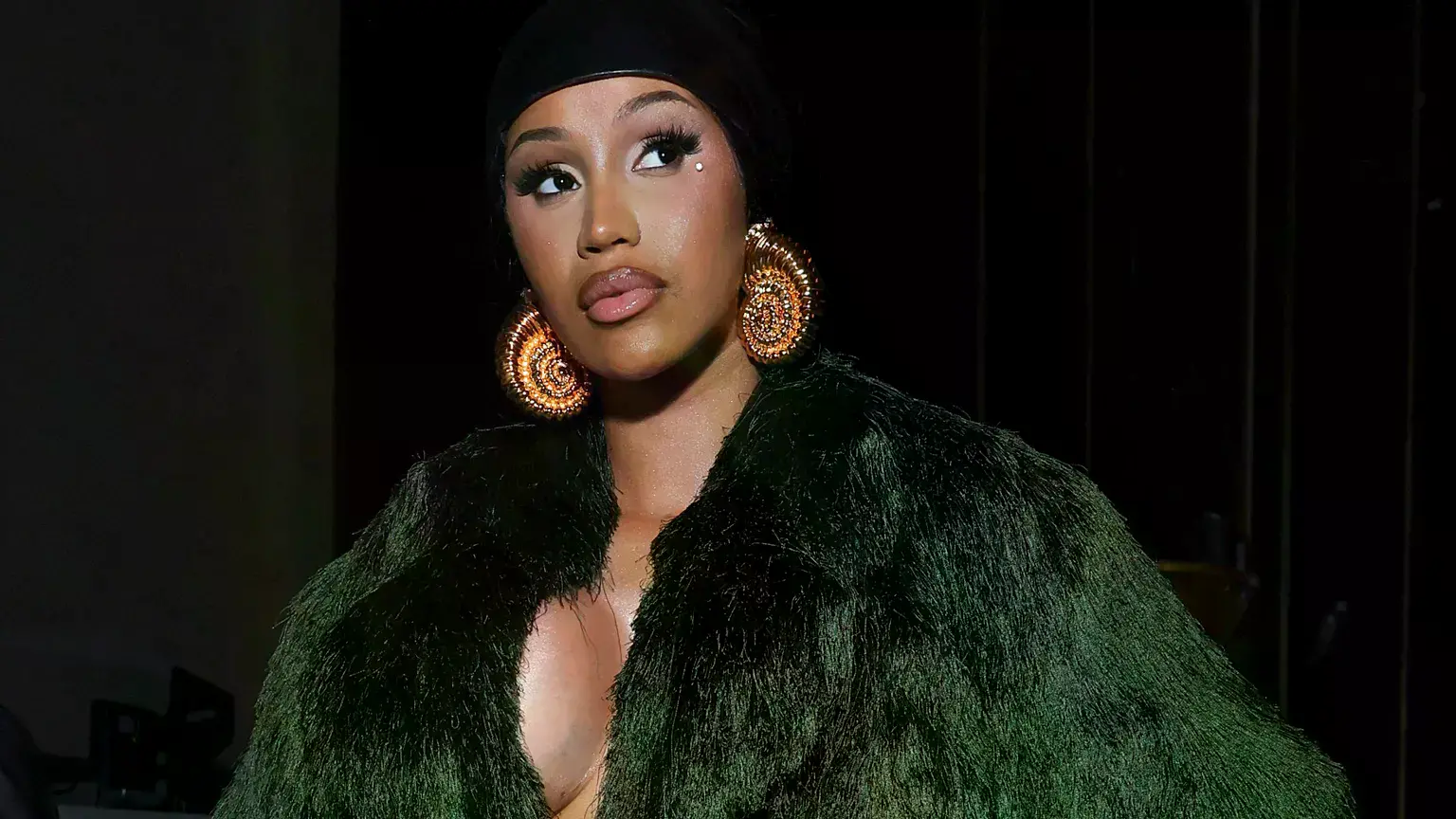 Cardi B asiste a la presentación de la colección Balmain primavera-verano 2025 en París.