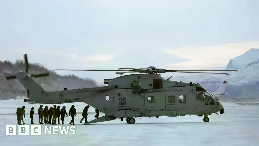 La ministra de Asuntos Exteriores, Yvette Cooper, aborda un helicóptero durante su visita a Noruega.