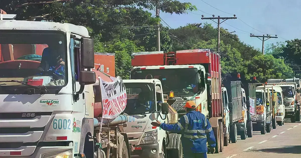 La caravana de camiones recolectores que llegó a la Quinta Municipal.