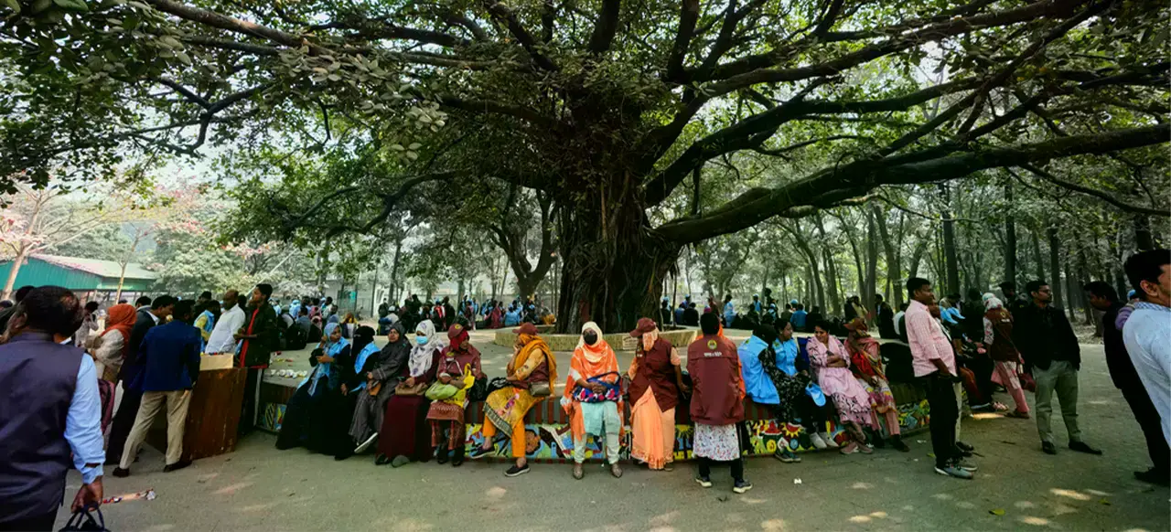 Funcionarios electorales esperan para recoger material el día previo a los comicios en Daca, Bangladesh.