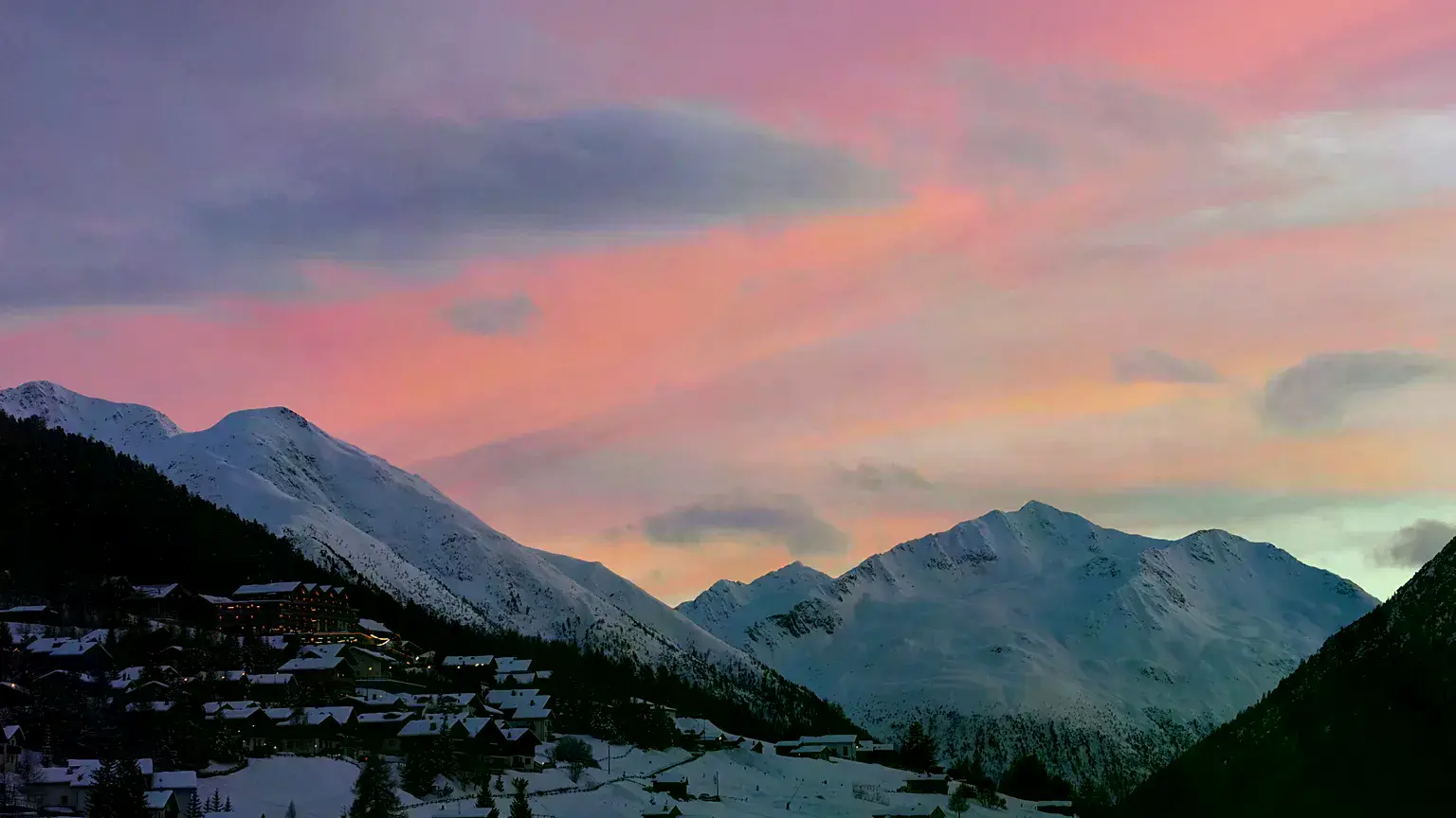 El sol se pone sobre las montañas y el valle de Livigno antes de la ceremonia de apertura de los Juegos Olímpicos de Invierno