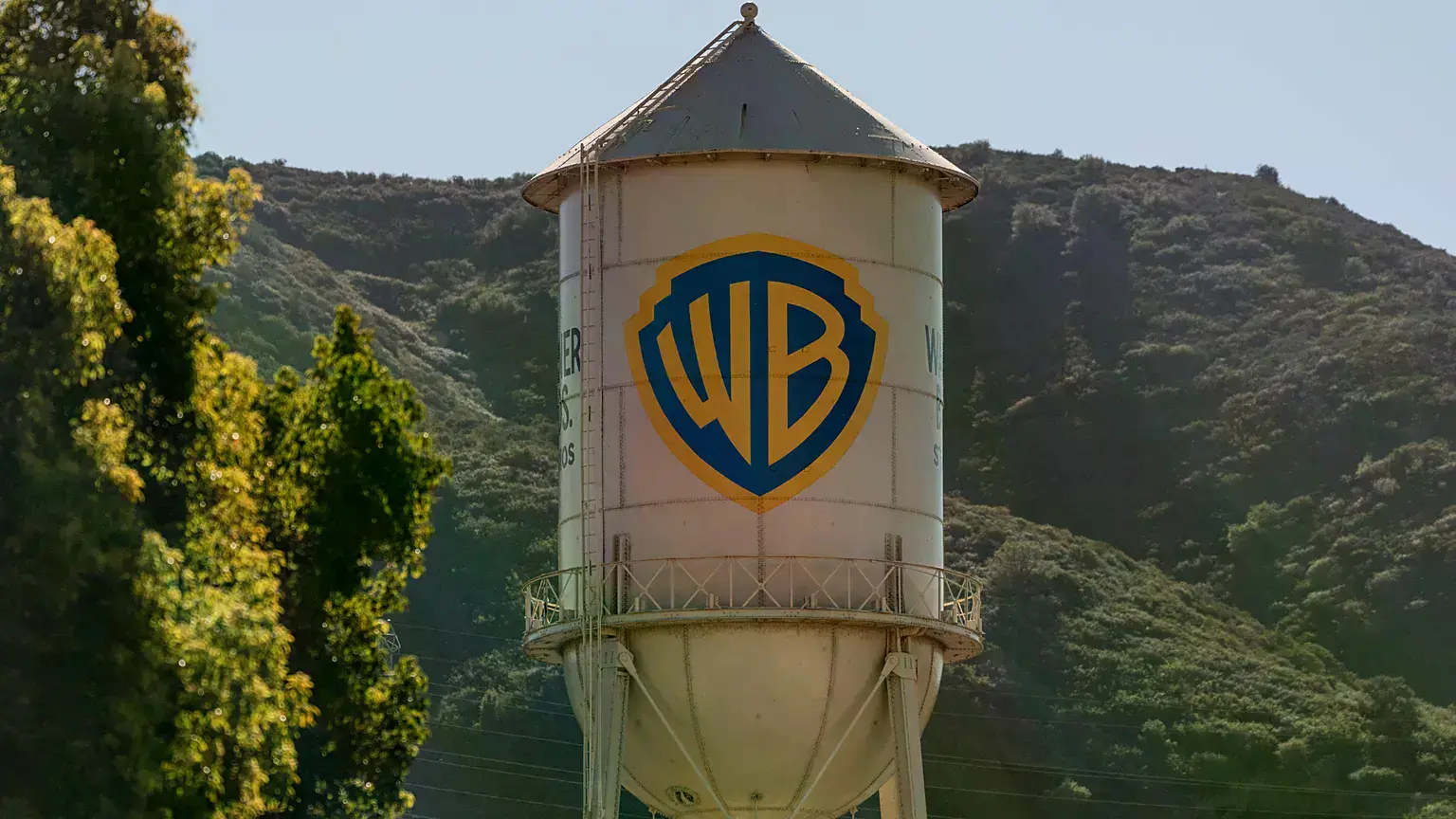 La torre de agua de Warner Bros se ve en los estudios de la compañía en Burbank (California), el 5 de diciembre de 2025.