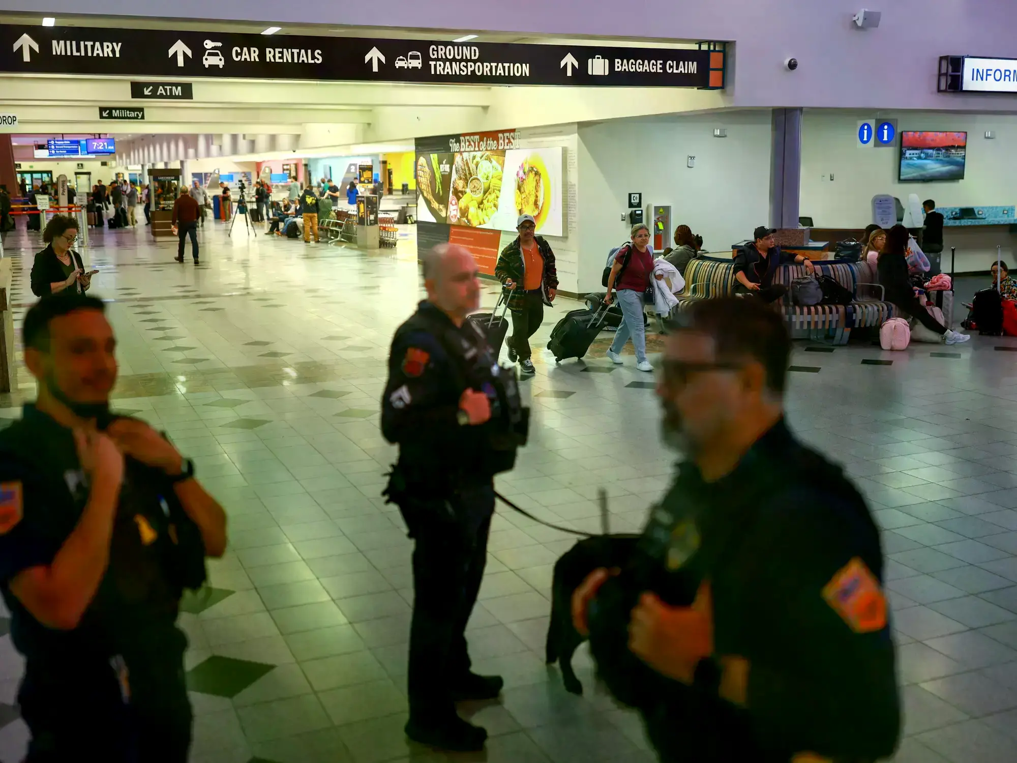 Personal de seguridad en el Aeropuerto Internacional de El Paso.