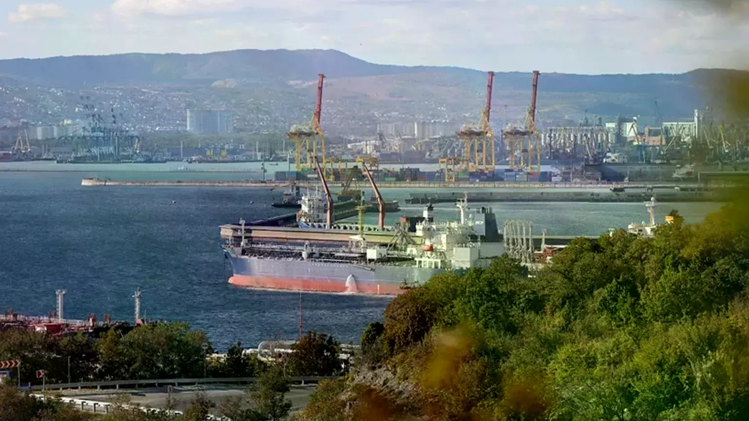 Un petrolero amarrado en el complejo petrolero de Sheskharis, en el puerto de Novorossiysk, en el mar Negro, Rusia.