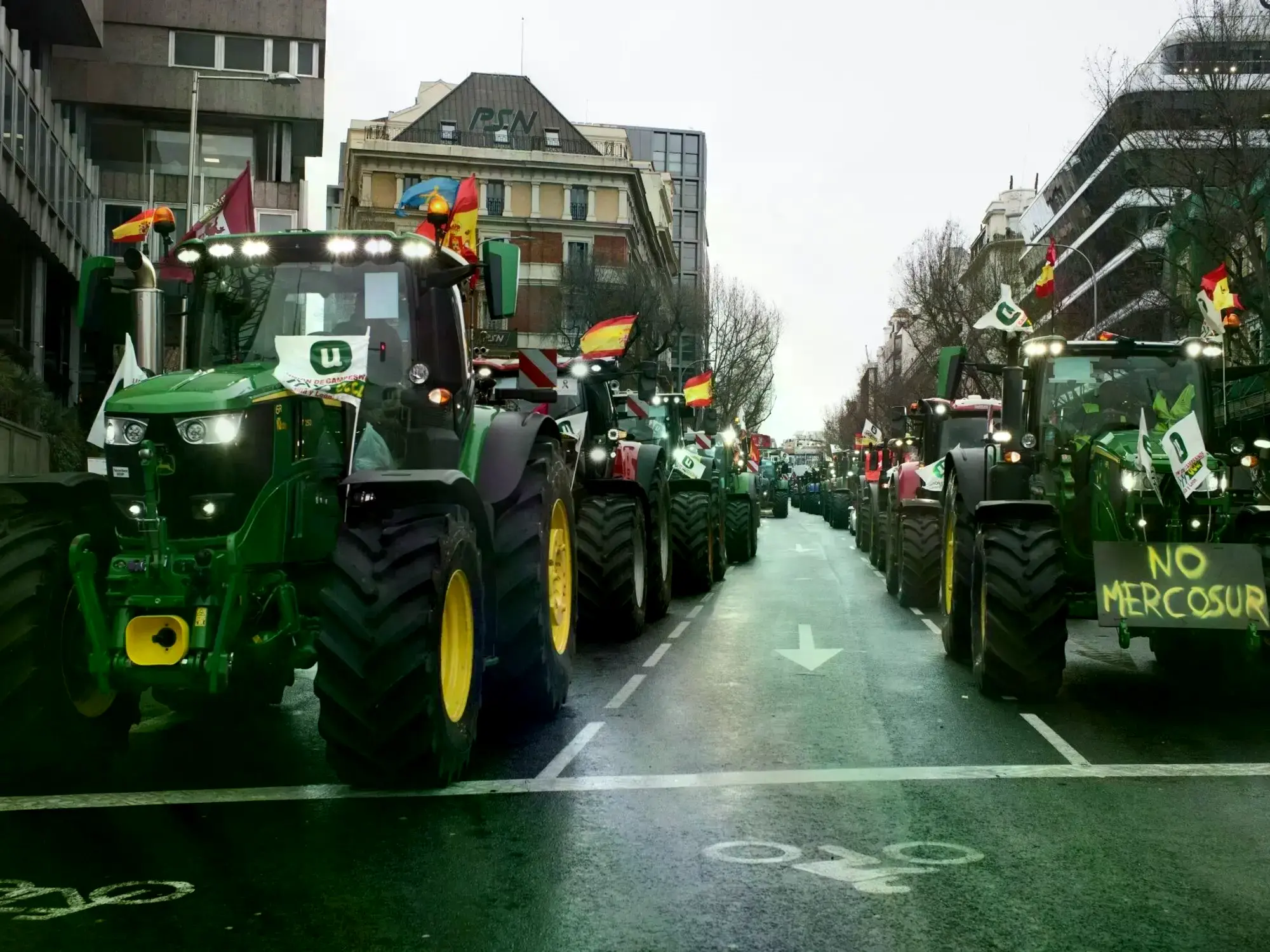 Tractores de agricultores protestando en el centro de Madrid contra el acuerdo UE-Mercosur.