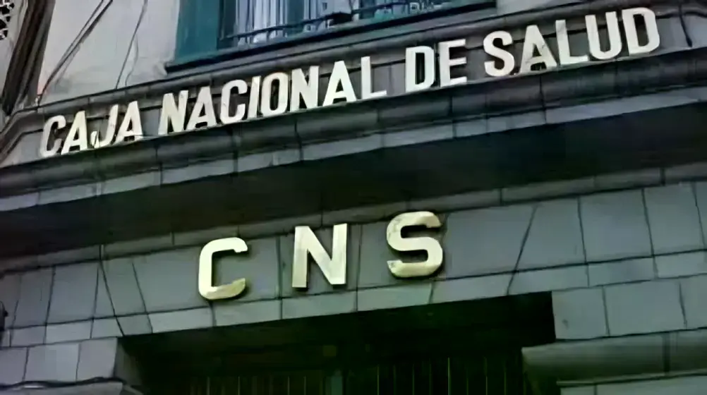 Frontis del edificio de la Caja Nacional de Salud (CNS) en La Paz.