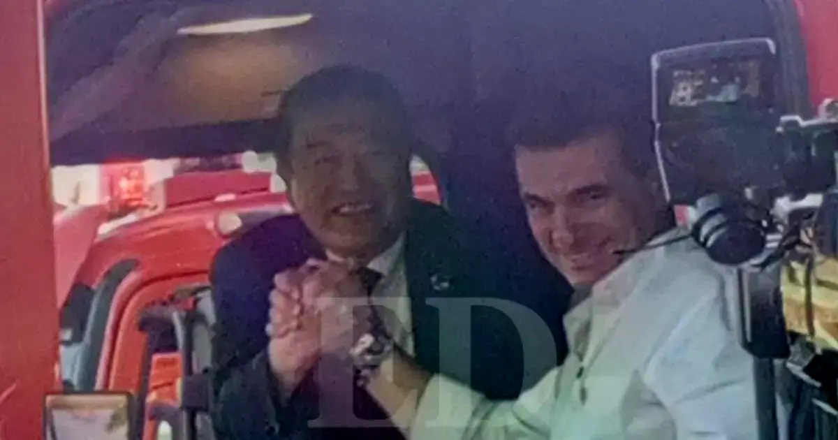 El presidente de Bolivia, Rodrigo Paz, junto al embajador japones Hiroshi Orihara