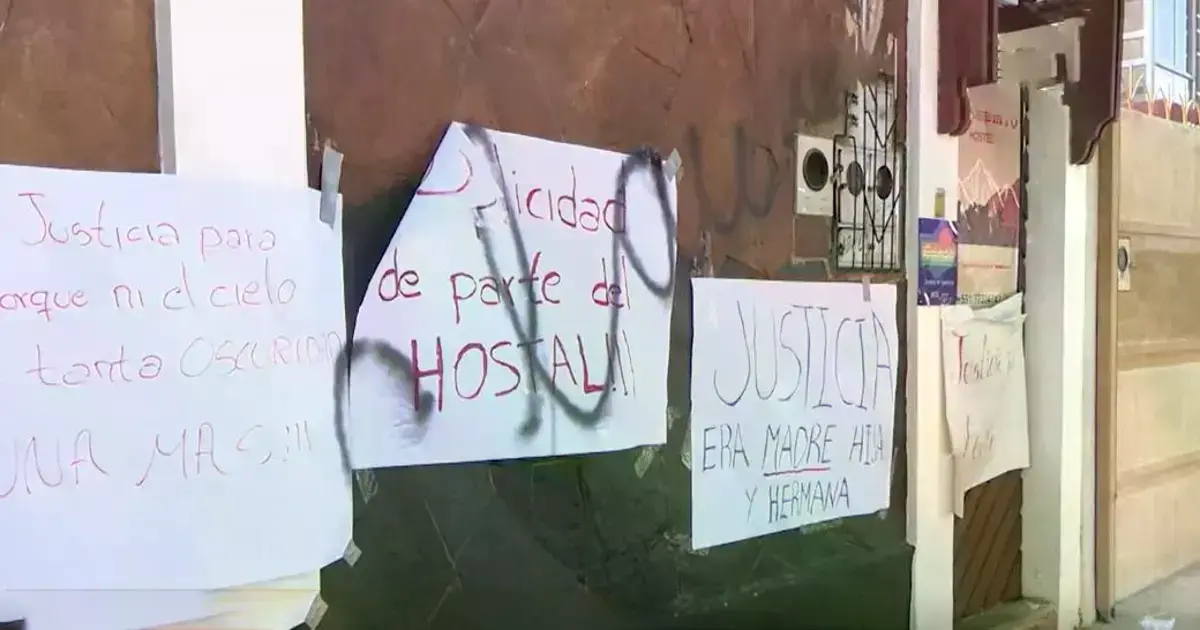 El lugar fue pintarrajeado con mensajes de protesta