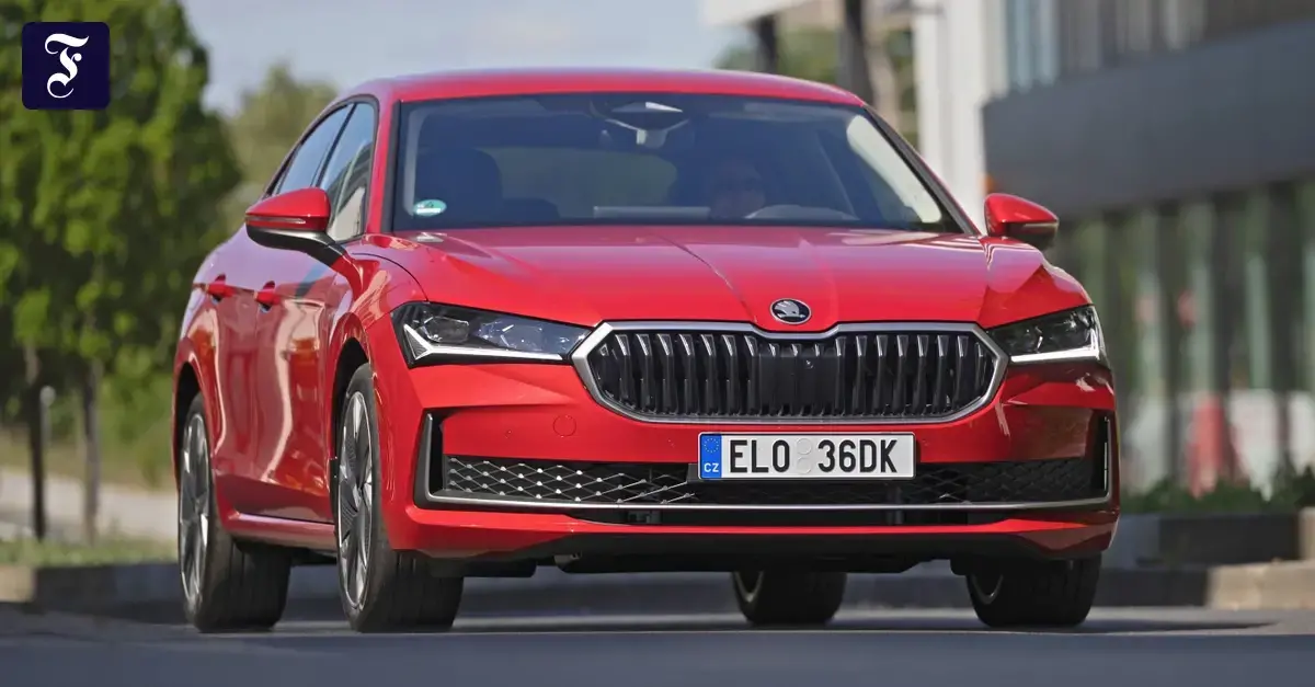 Škoda Superb Limousine, disponible también como familiar.