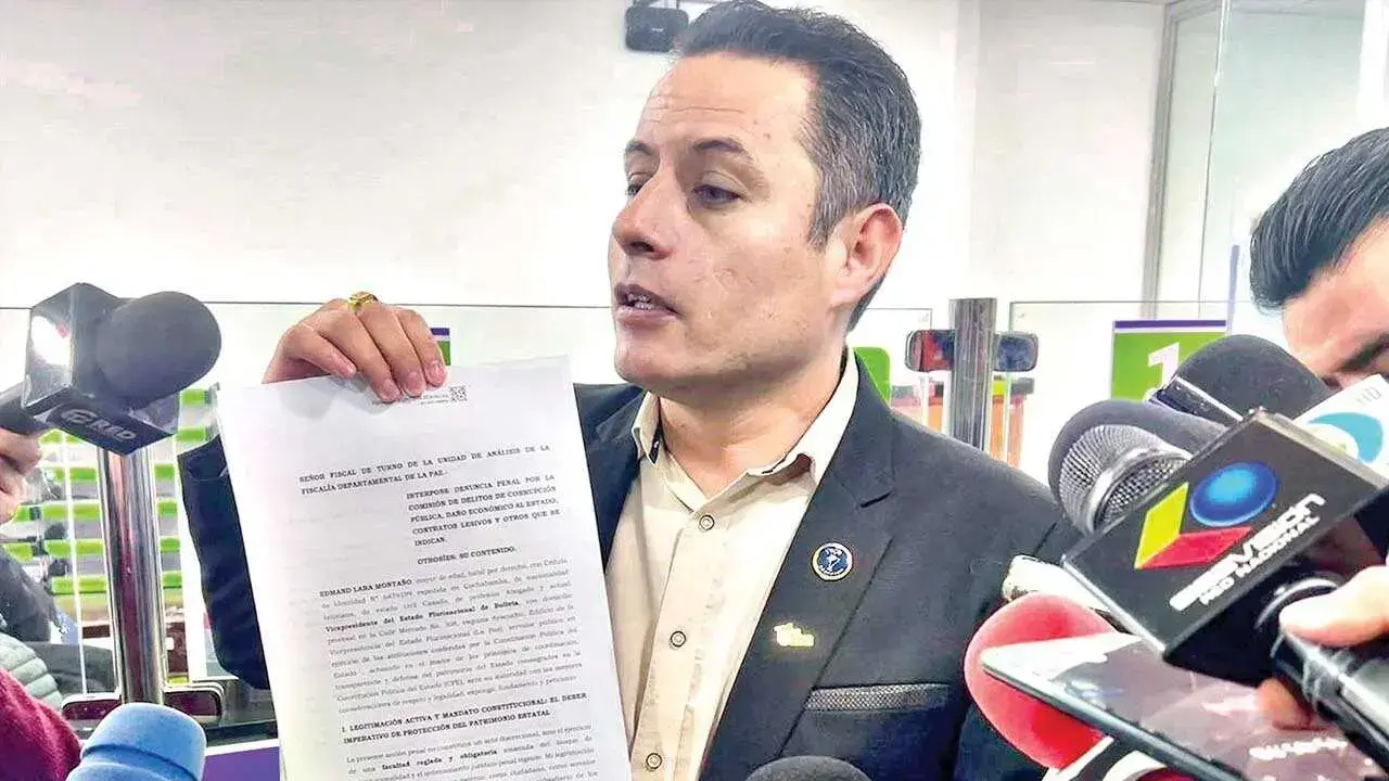 El vicepresidente Edmand Lara presenta la denuncia ante la Fiscalía.