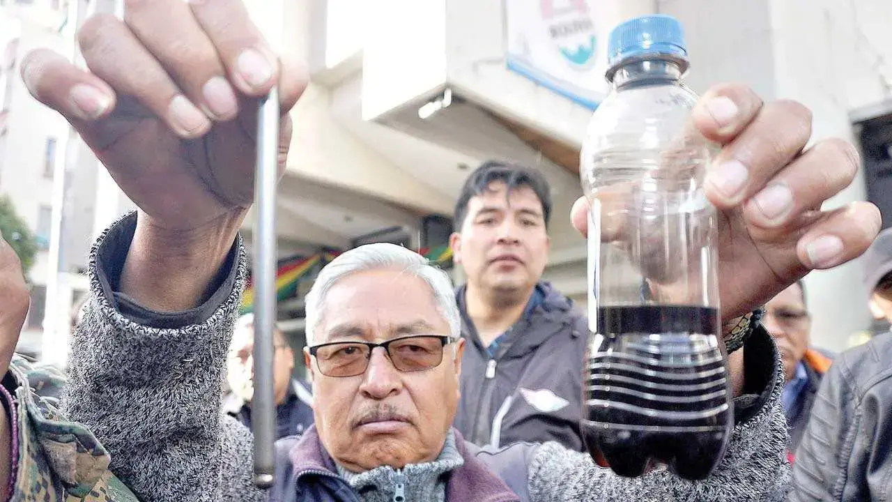 Choferes muestran gasolina de “mala calidad”, durante una protesta.