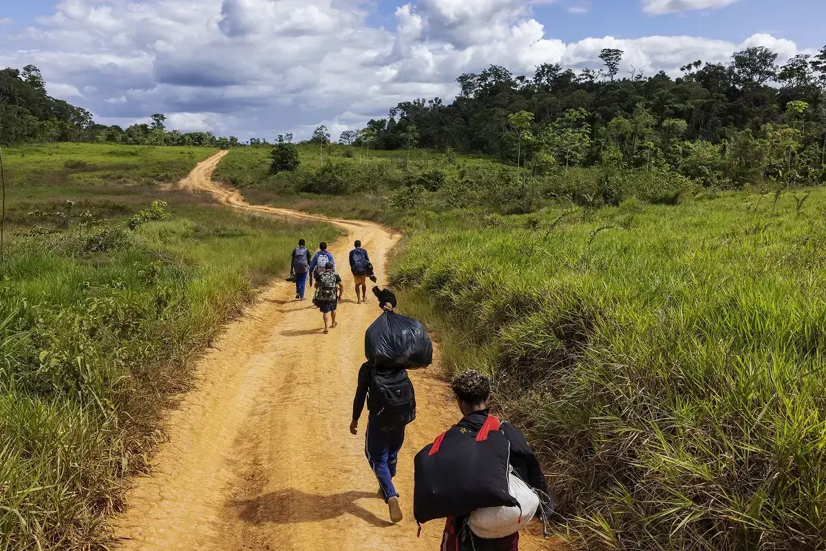 Un grupo de inspectores de IBAMA llega en helicóptero para impedir la minería ilegal en el territorio yanomami.