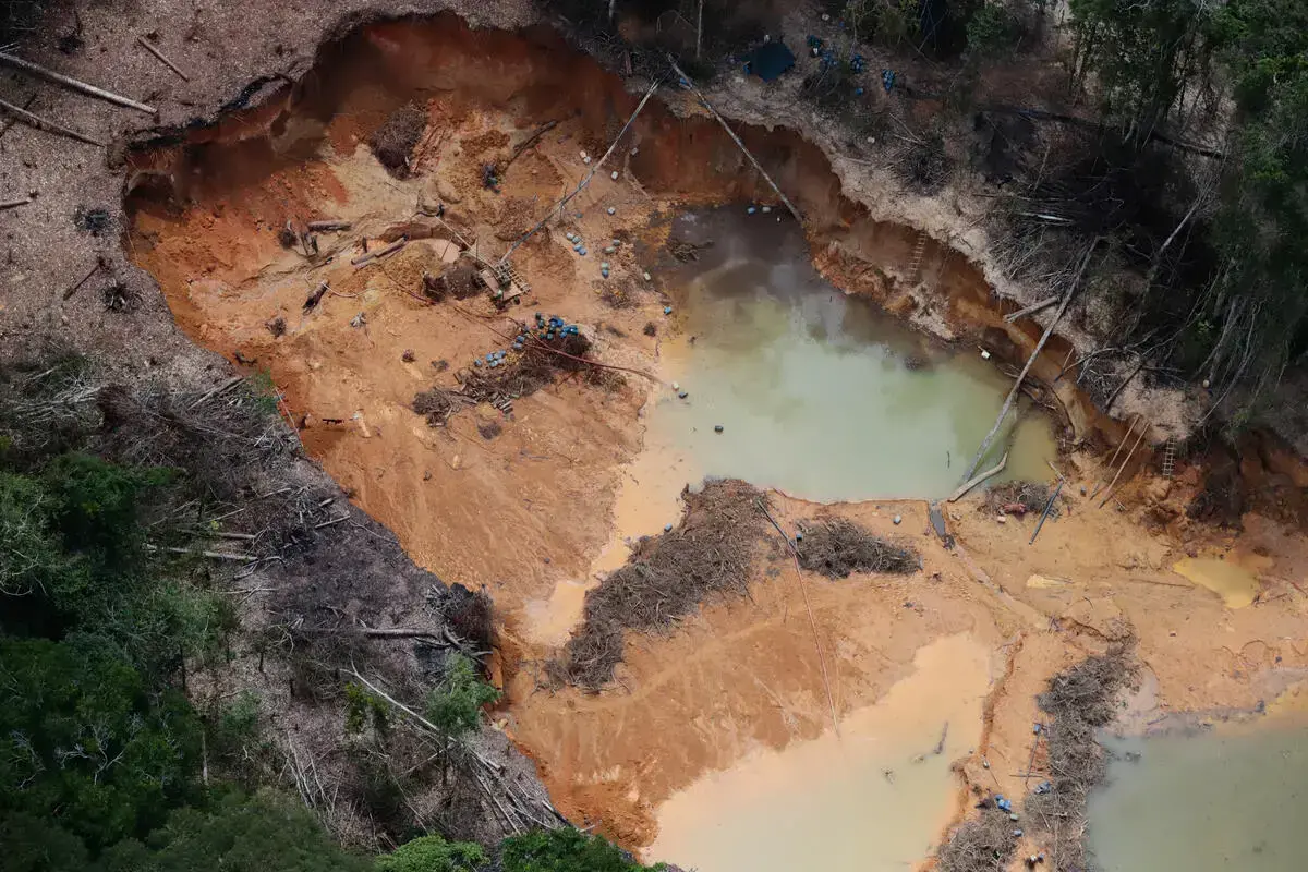Uno de los muchos sitios de minería ilegal de oro en la reserva Yanomami.
