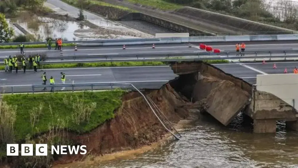 Un camión volcado por los fuertes vientos de la tormenta Nils cerca de Leucate, en el suroeste de Francia.