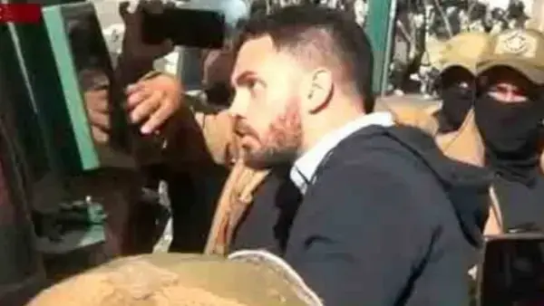 Eduardo Del Castillo pidiendo al general Juan José Zúñiga que baje de una tanqueta.