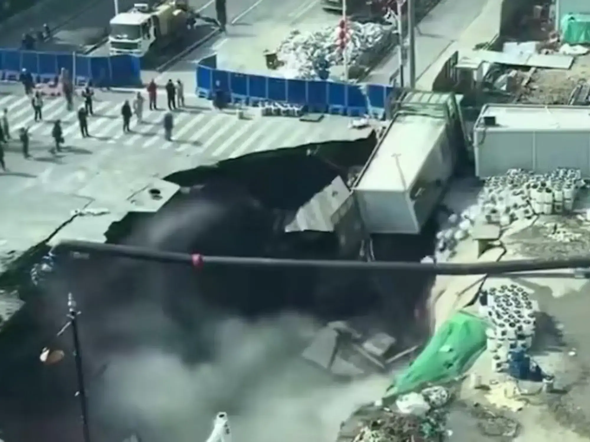 Una franja de la superficie de la calle donde se realiza la construcción de la estación de metro se vino abajo.