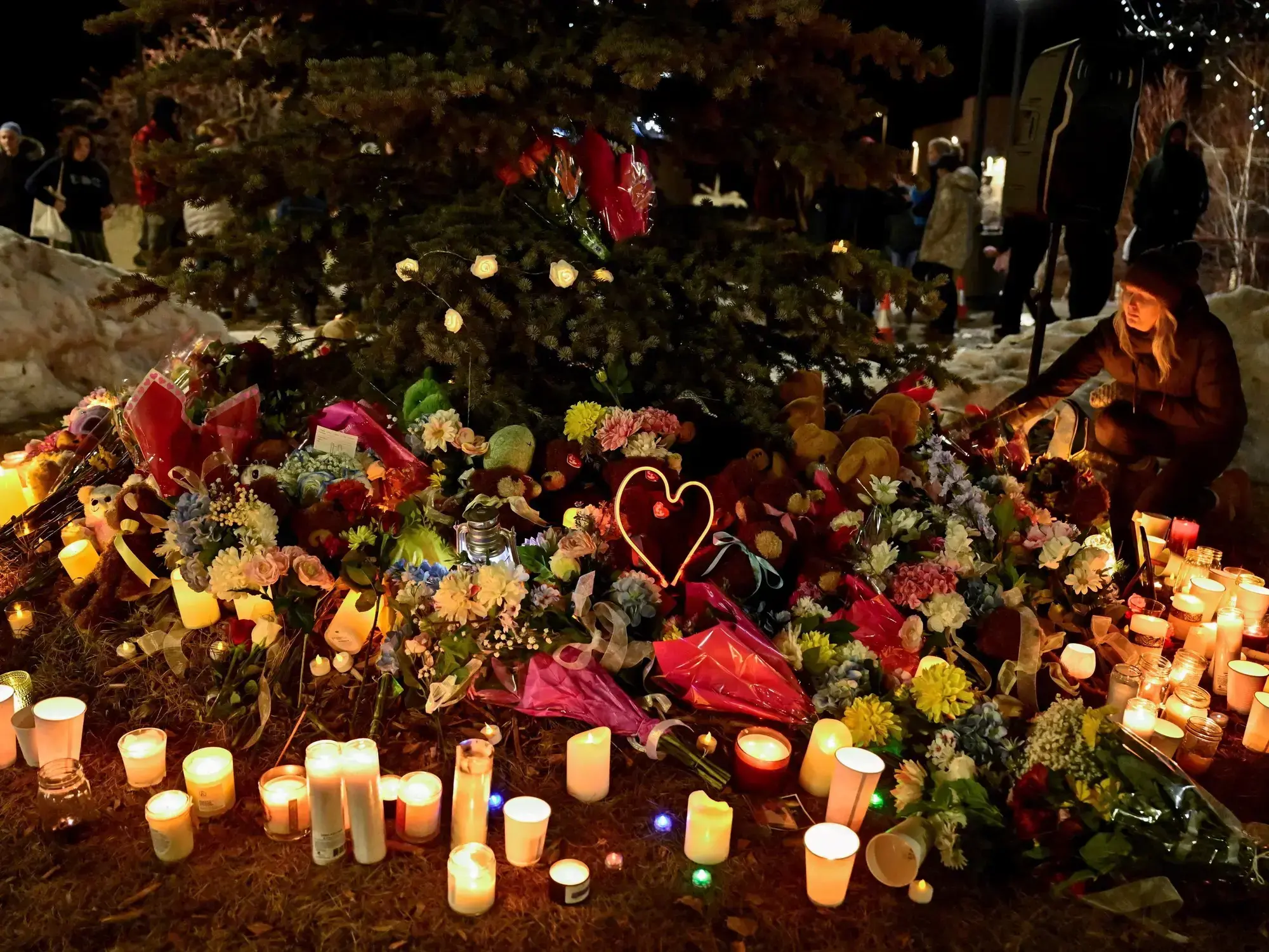 Velas y flores en homenaje a las víctimas del tiroteo en Tumbler Ridge.