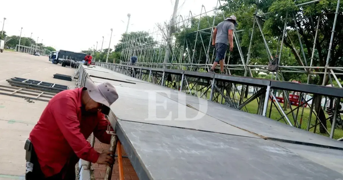 Trabajos de preparación en el Cambódromo para el Corso carnavalero.