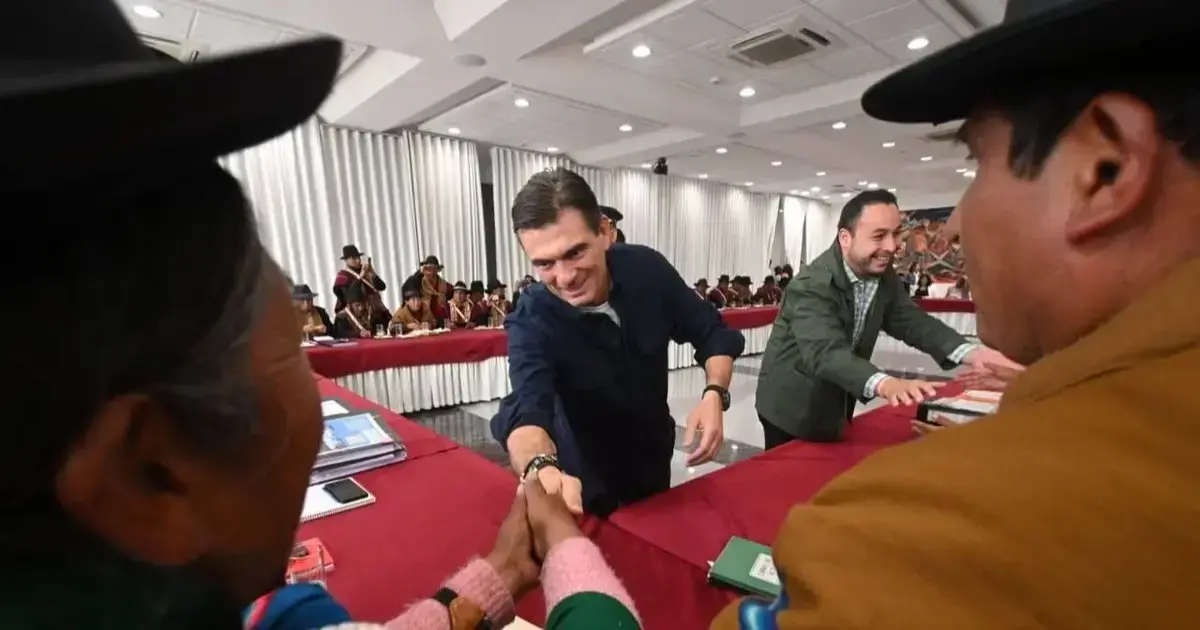 Rodrigo Paz saluda a sus visitas durante la reunión con campesinos.