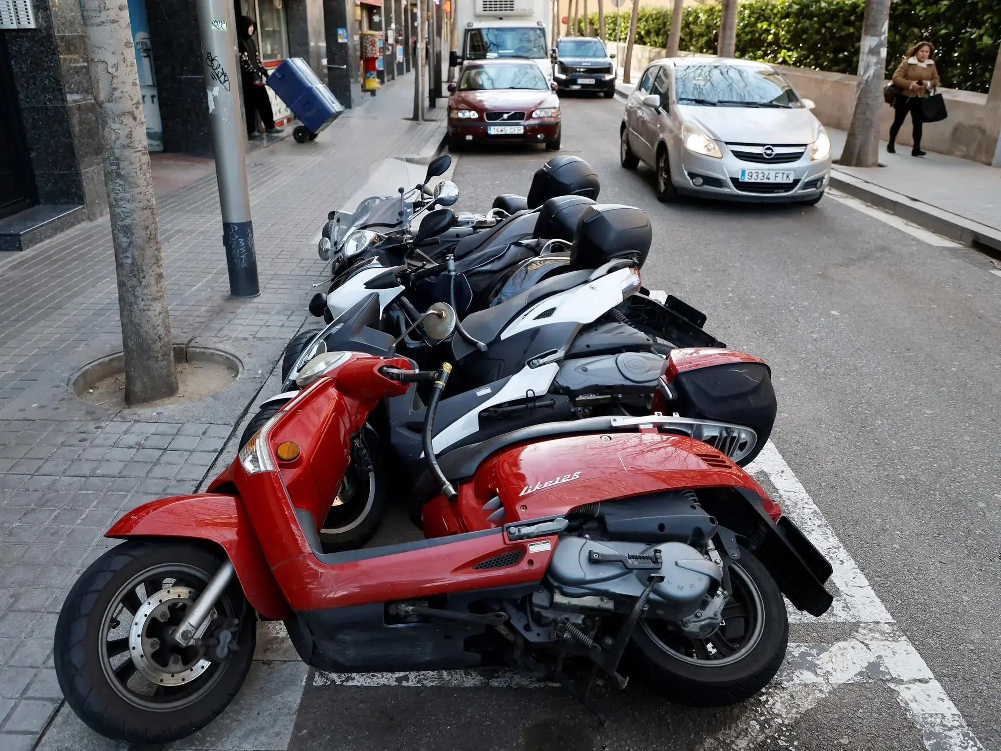 Motos tumbadas por el viento en una calle de Barcelona.