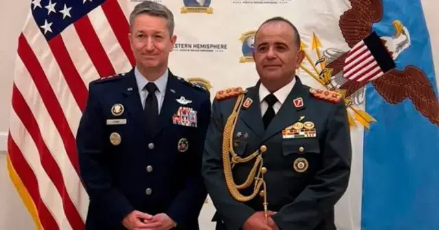 Balderrama (derecha) junto al general estadounidense Dan Caine