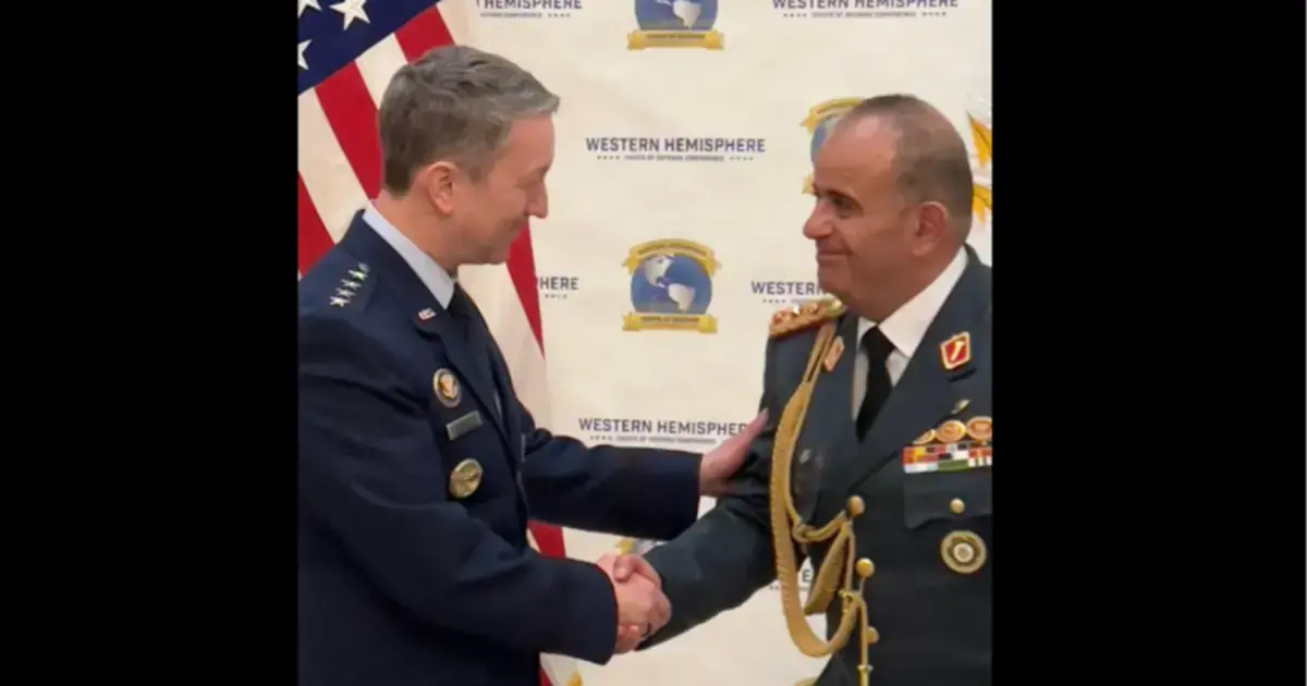 El jefe del Estado Mayor Conjunto de EE.UU., Daniel Caine, y el comandante de las Fuerzas Armadas de Bolivia, general Víctor
