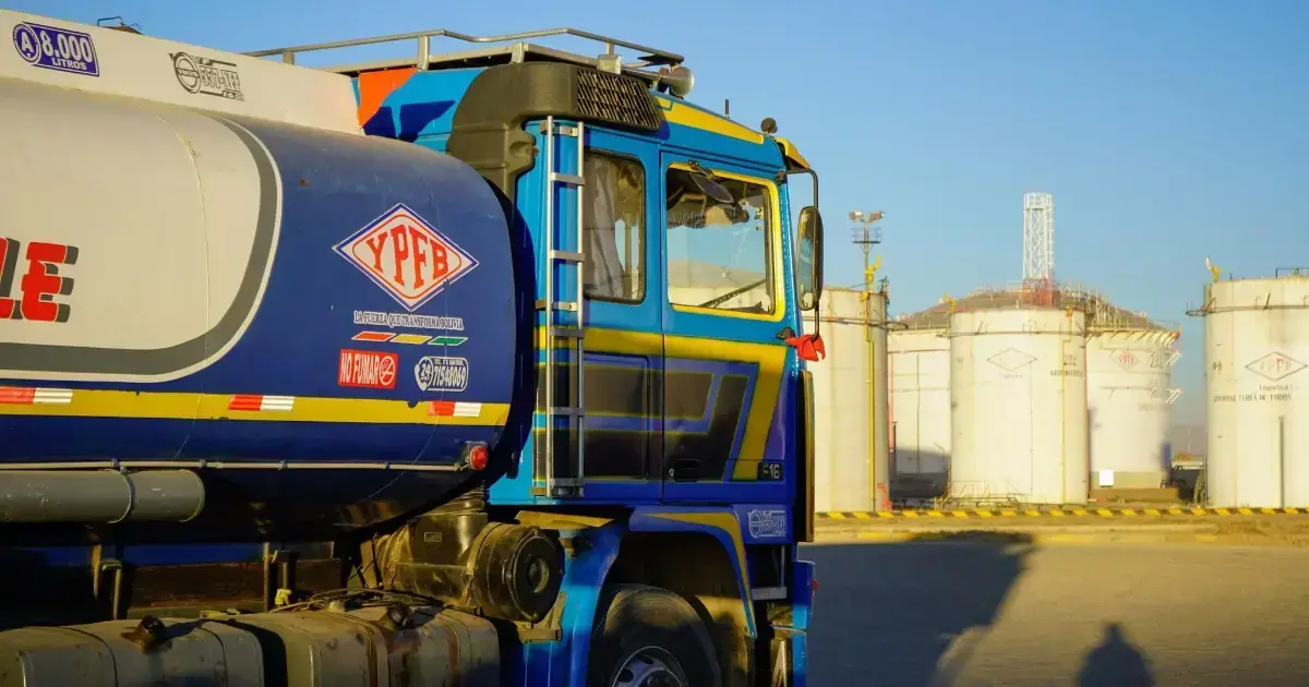 Una de las cisternas de YPFB en la planta.
