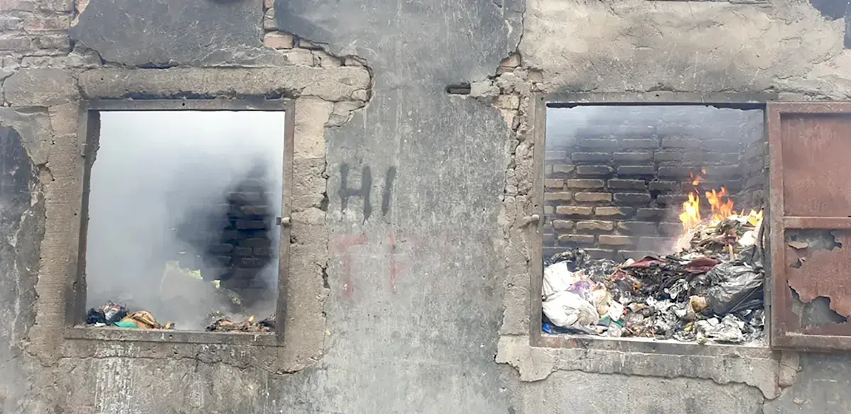 Quema de residuos al aire libre en Gresik, Indonesia.