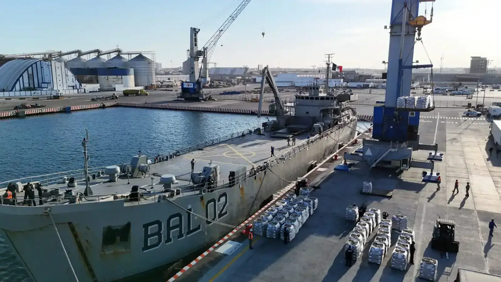 Barco de la Armada Mexicana con ayuda humanitaria en el puerto de La Habana.