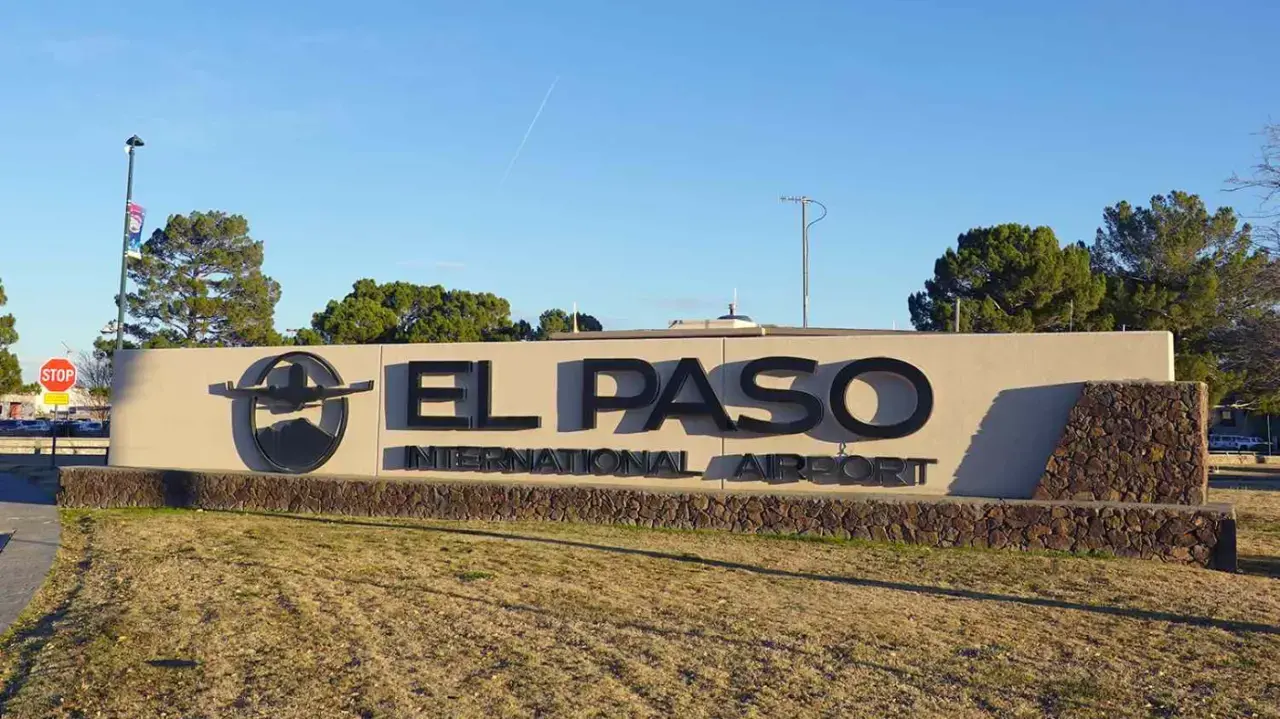 Cartel sobre el cierre del aeropuerto de El Paso por drones.
