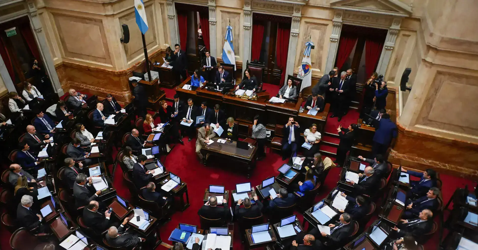 Manifestantes se enfrentan a la policía frente al Congreso argentino durante las protestas contra la reforma laboral.