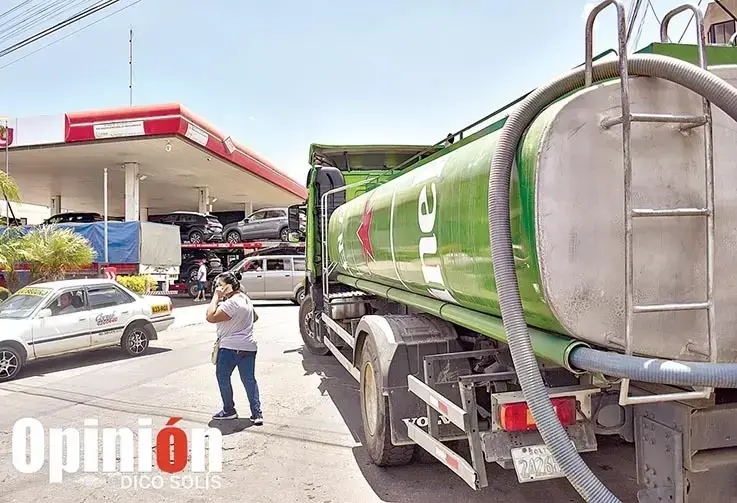 Vehículos en fila en un surtidor para la compra de diésel.