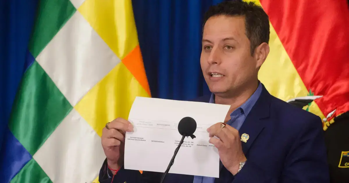 El vicepresidente Edmand Lara durante la presentación de la denuncia del oficial.