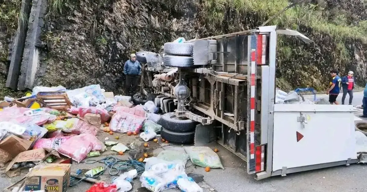 El camión terminó con vuelco de costado tras el accidente.