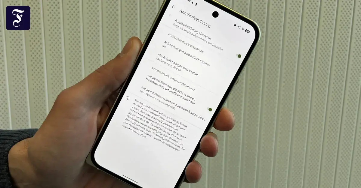 Interfaz de la aplicación de teléfono mostrando la opción de grabar una llamada.