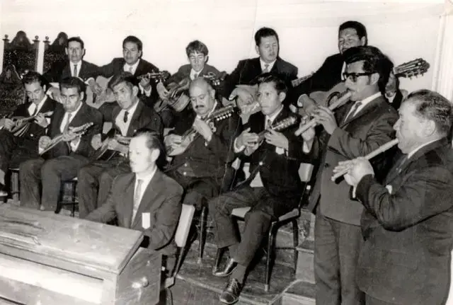 Fotografías históricas de agrupaciones musicales del Carnaval de Sucre.