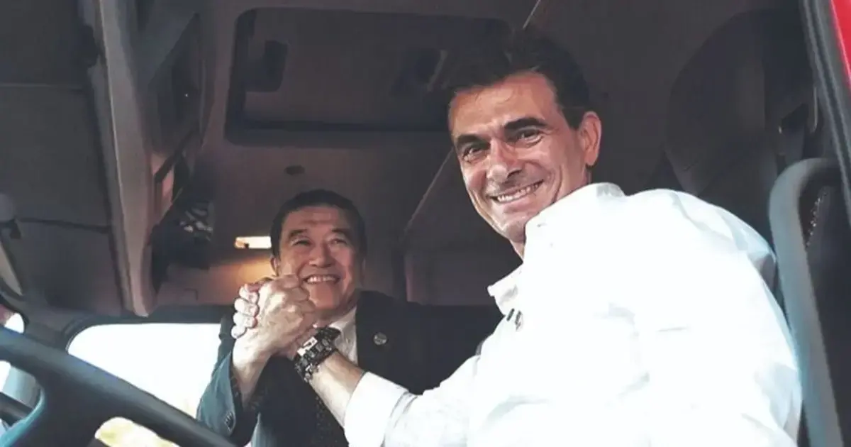 El presidente junto al embajador de Japón durante la entrega de carros bomberos.