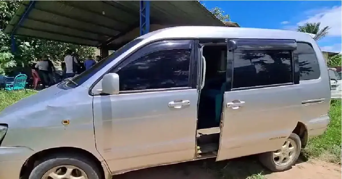 Vehículo intervenido sin asientos y con sillas plásticas en su interior.