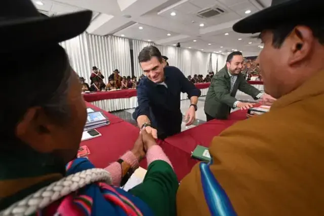 El presidente de Bolivia, Rodrigo Paz, con dirigentes campesinos en La Paz.