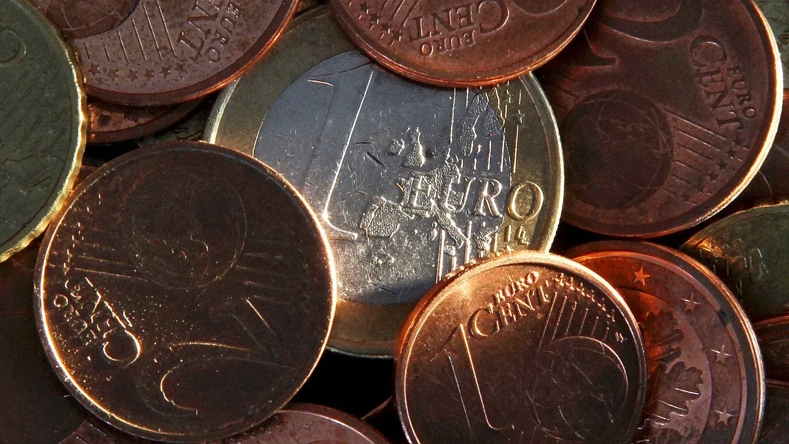 Monedas de euro fotografiadas en Fráncfort, Alemania, el 17 de enero de 2012.