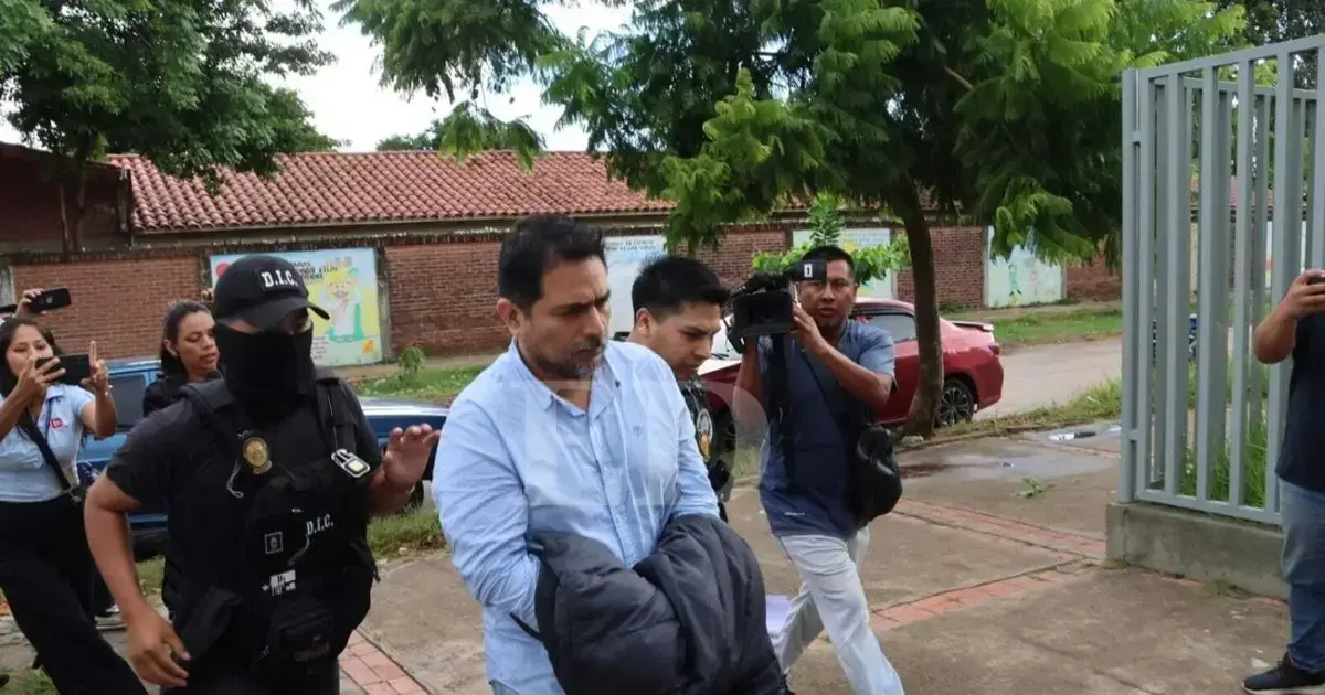 El pastor comparece ante el juez luego de ser denunciado por estupro.