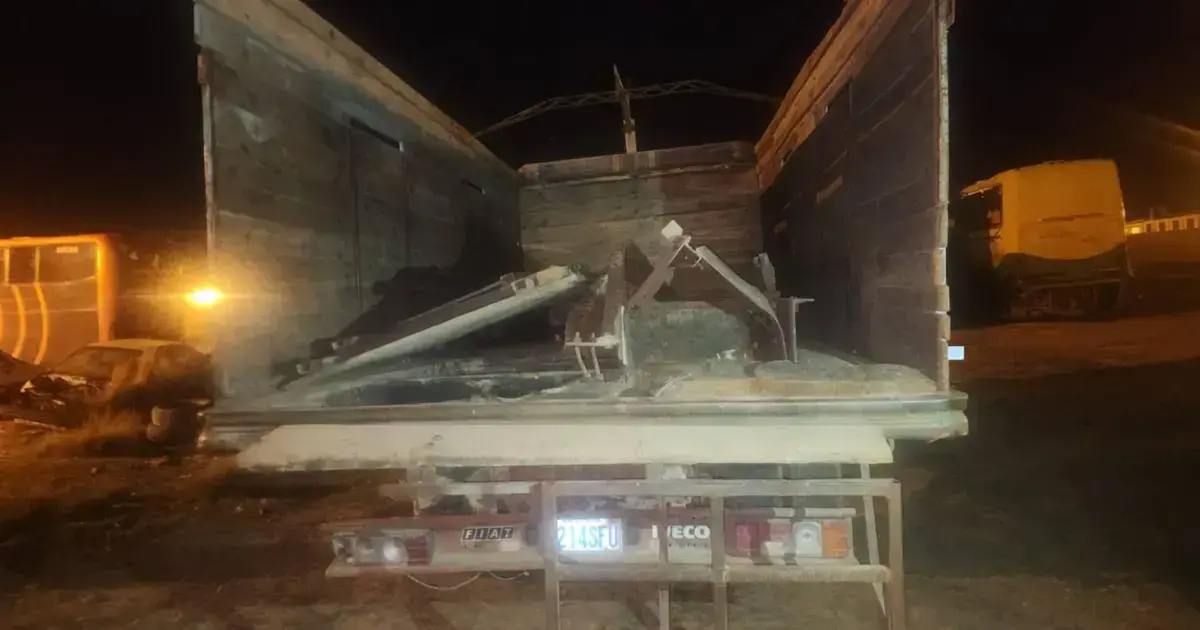 El camión en el que se cargaron las piezas del tren.