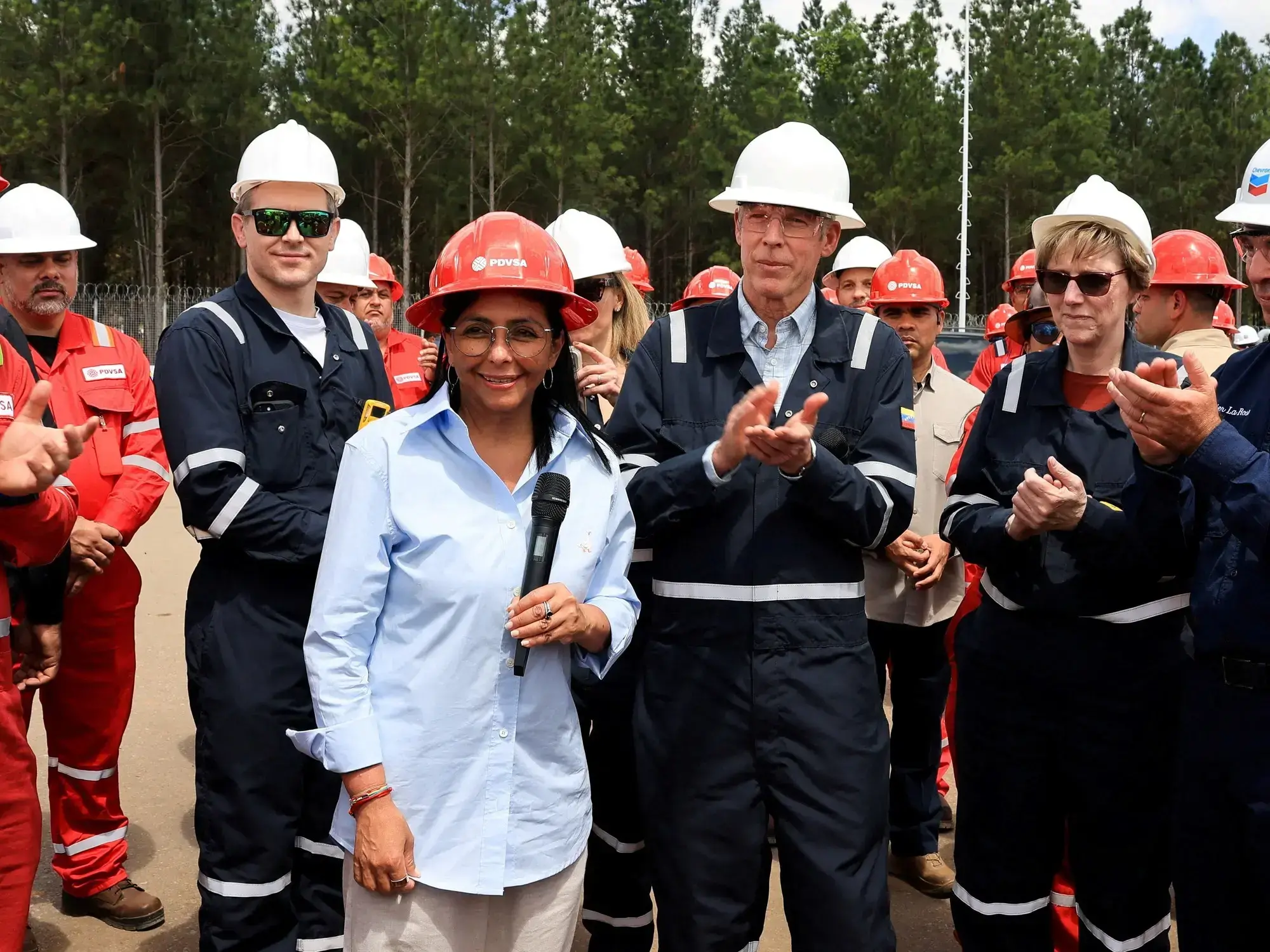 La presidenta interina de Venezuela Delcy Rodriguez con el secretario de Energía de EE.UU. Chris Wright y la encargada de la