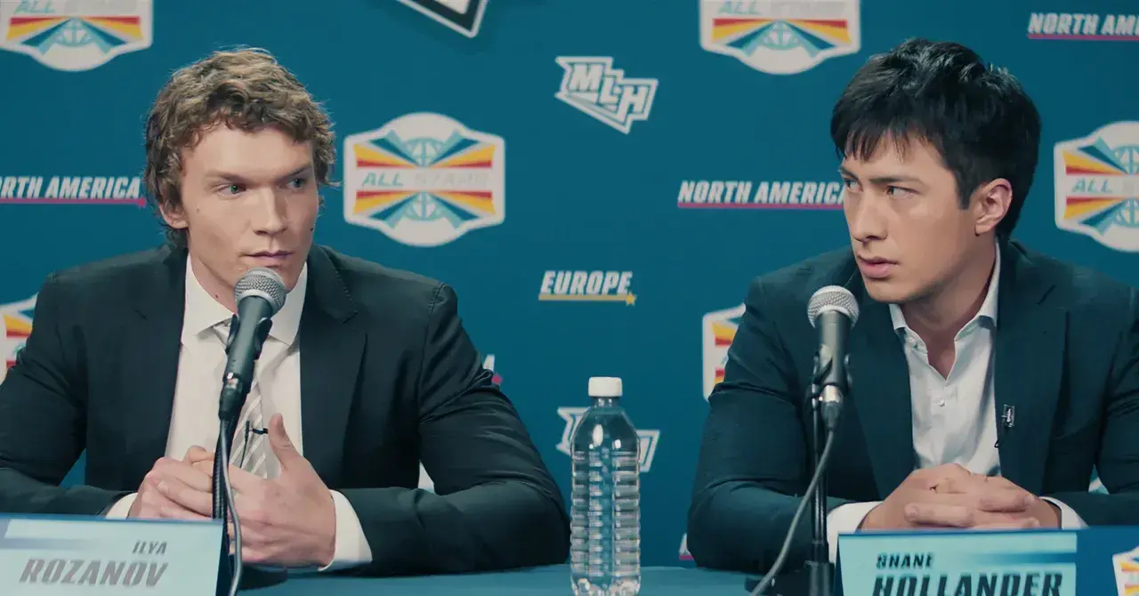 Connor Storrie (izquierda) y Hudson Williams en una escena de 'Heated Rivalry'.