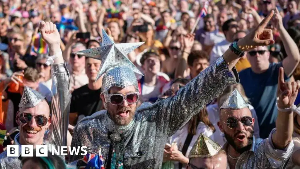 Fans de Eurovisión caracterizados durante el festival.