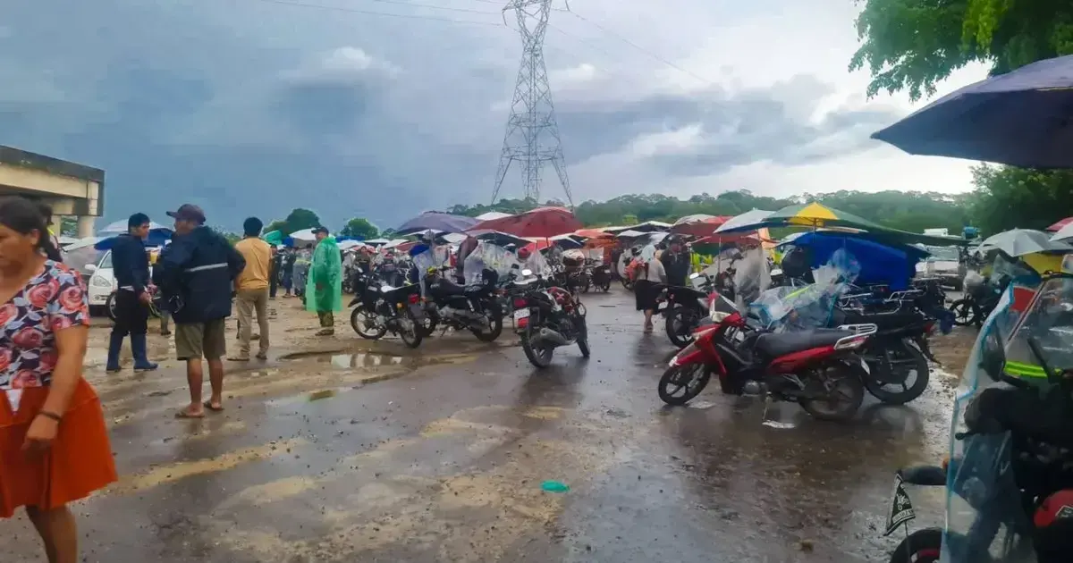 Cientos de viajeros realizaban trasbordos en la mañana del viernes.