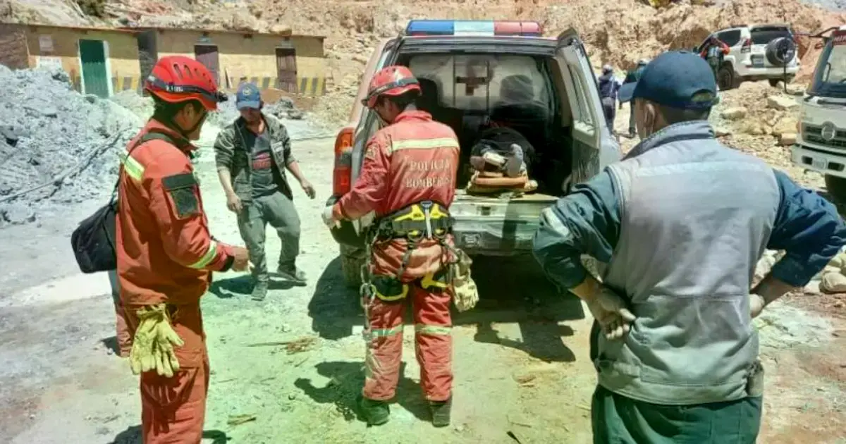 Los bomberos rescataron los dos cuerpos sin vida.