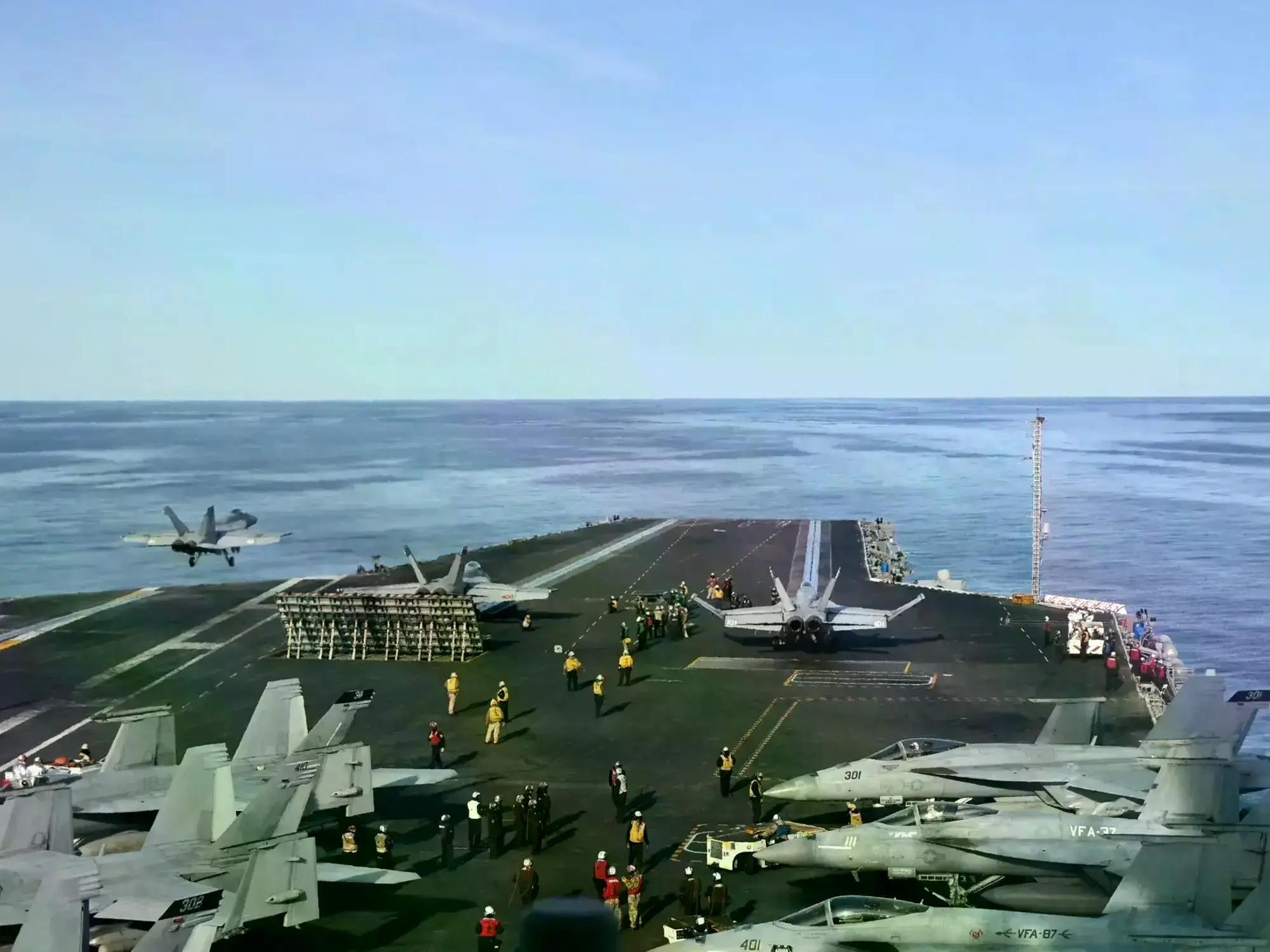 Portaaviones estadounidense navegando